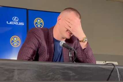 (VIDEO) URNEBESNA SCENA Novinarka bukvalno pala sa stolice, Jokić pravio šou na pres konferenciji