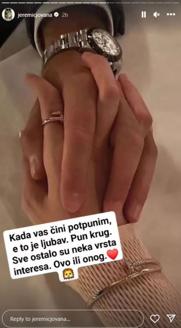 Jovana Jeremić se drži za ruke sa dečkom