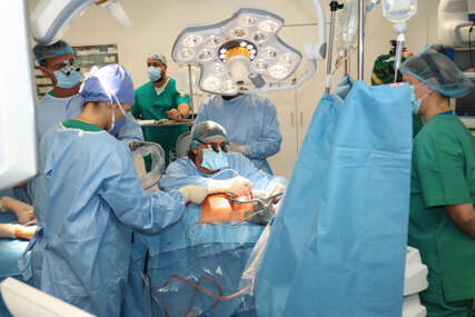 doktori sa dedinja vrše operaciju , kadiohirurgija univerzitetsko klinički centar republike srpske 