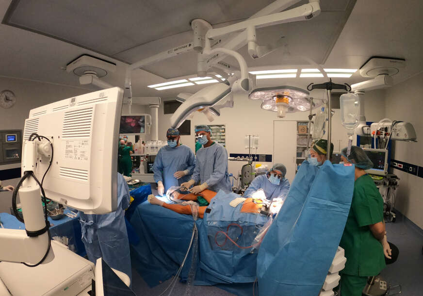 doktori sa dedinja vrše operaciju , kadiohirurgija univerzitetsko klinički centar republike srpske 