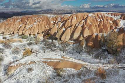 (FOTO) ZIMSKA IDILA Kapadokiju pokrio snježni prekrivač, prekrasne prirodne ljepote oduševile mnoge
