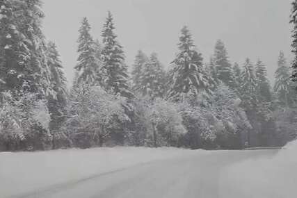 (VIDEO) Ogromne kolone, saobraćaj stoji: Snježna vejavica napravila kolaps u Zlatiborskom okrugu