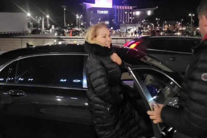 (VIDEO) Crna jakna i bez šminke na licu: Lepa Brena uhvaćena na aerodromu u Beogradu