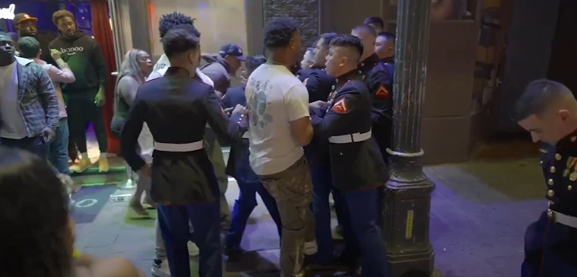 (VIDEO) Marinci se potukli sa civilima ispred noćnog kluba: Došli policajci na konjima