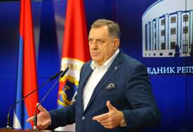 “Misle da su mudri ako bacaju drvlje i kamenje” Dodik istakao da vlast u FBiH treba da vodi računa o načinu na koji govori o Srpskoj, pa se osvrnuo i na Eskobarove izjave