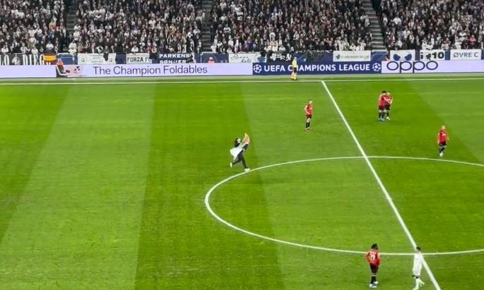 (VIDEO) SUDIJA PREKINUO MEČ Navijač uletio sa zastavom Palestine na utakmici Kopenhagena i Mančester junajteda