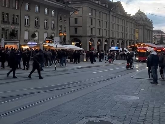 (VIDEO) ODJEKUJE PJESMA DELIJA Navijači Zvezde okupirali ulice Berna, očekuje se velika podrška protiv Jang Bojsa
