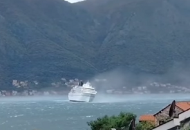 (VIDEO) Olujno nevrijeme pogodilo Crnu Goru: Snažan vjetar u Kotoru gura kruzer bočno po moru, izdato upozorenje zbog padavina, vjetra i talasa