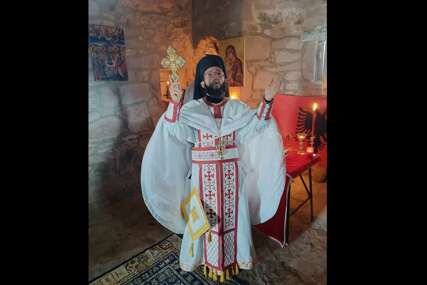 (FOTO) „Crkva gospodina Fan Nolija“ Lažni sveštenik Albanac zauzeo srpski hram na Kosovu, Eparhija najavljuje krivičnu prijavu
