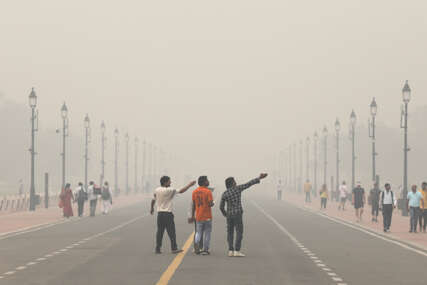 Zbog zagađenja vazduha zatvorene škole u Nju Delhiju: Stanovnici se danima bude pod debelim slojem smoga