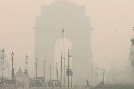 (VIDEO) OTROVNI SMOG U glavnom gradu Indije vazduh ekstremno zagađen, a zbog toksične magle ne vidi se prst pred okom
