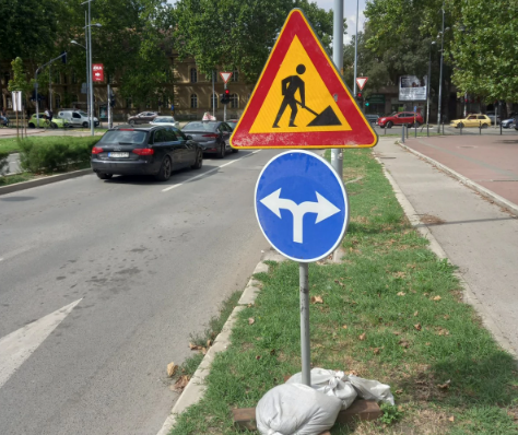 (FOTO) Nesvakidašnja scena na Novom Beogradu: Automobil prošao kroz radove na putu, pa PROPAO U DUBOKU RUPU