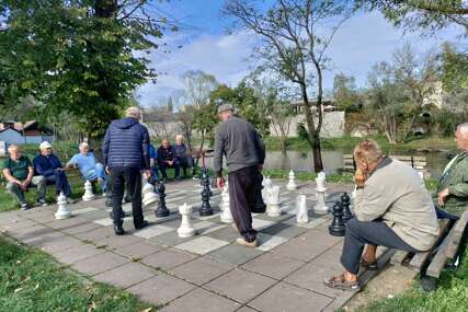 (VIDEO) Koriste lijepo vrijeme: Penzioneri iz Obilićeva uživaju u omiljenoj aktivnosti na otvorenom