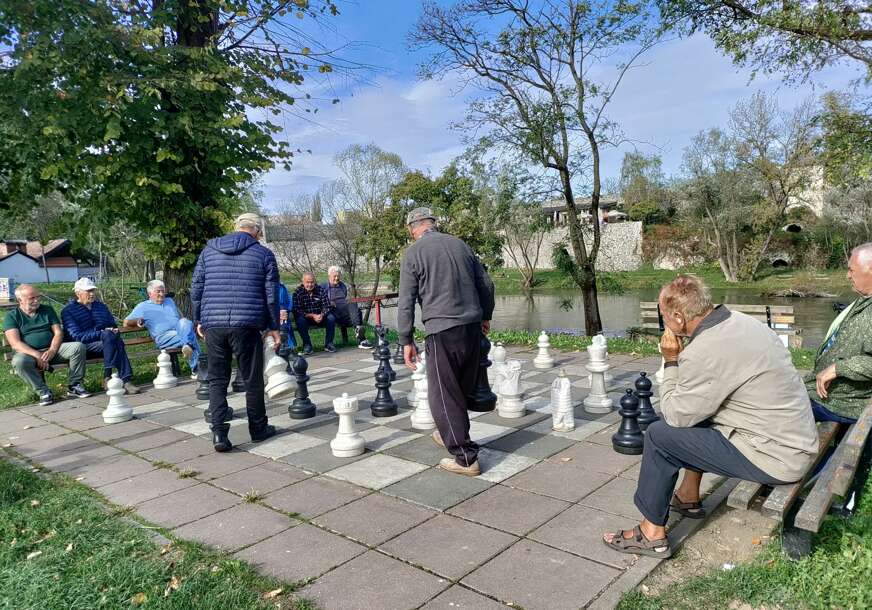 Penzioneri igraju šah na Mejdanu