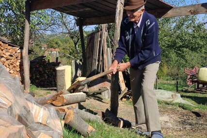 (FOTO) Neumorni starina Petar (90) još se bavi građevinarstvom: Počeo sa 17 godina i do sada izgradio više od 100 objekta, danas cijepa drva i bavi se lovom