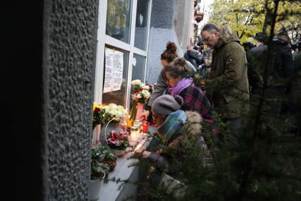 (FOTO) Uputili se ka Vladi Srbije: Dio roditelja djece ubijene u "Ribnikaru" protestvovao ispred škole