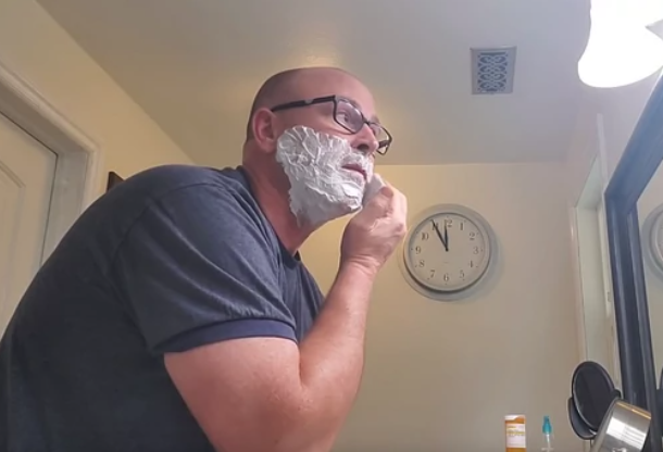 Čovjek se brije