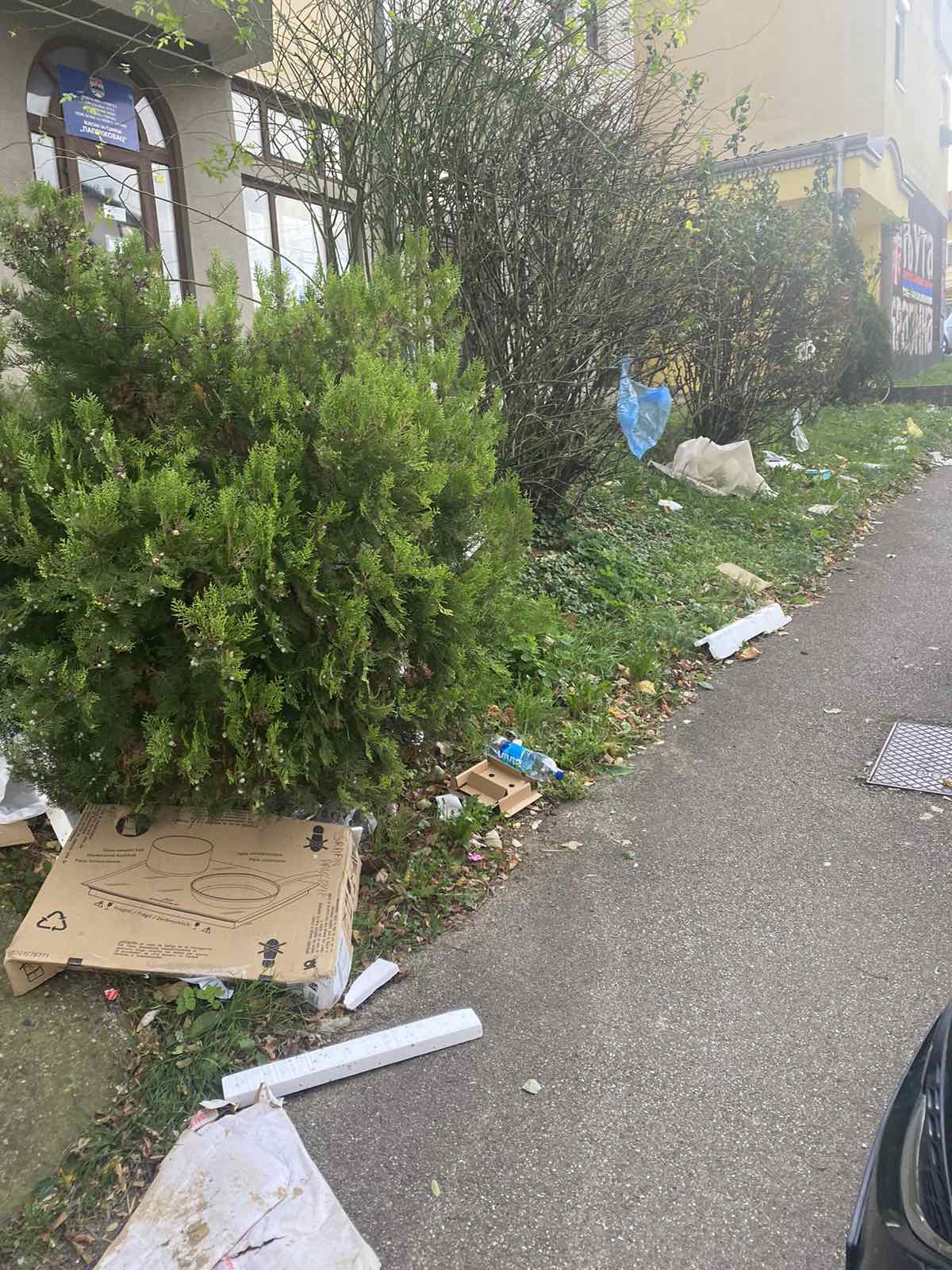 razbacano smeće na ulici