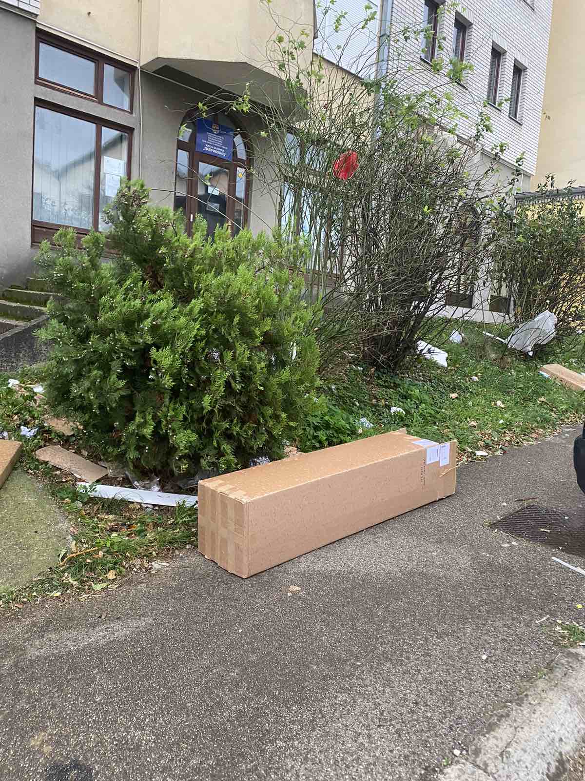 razbacano smeće na ulici