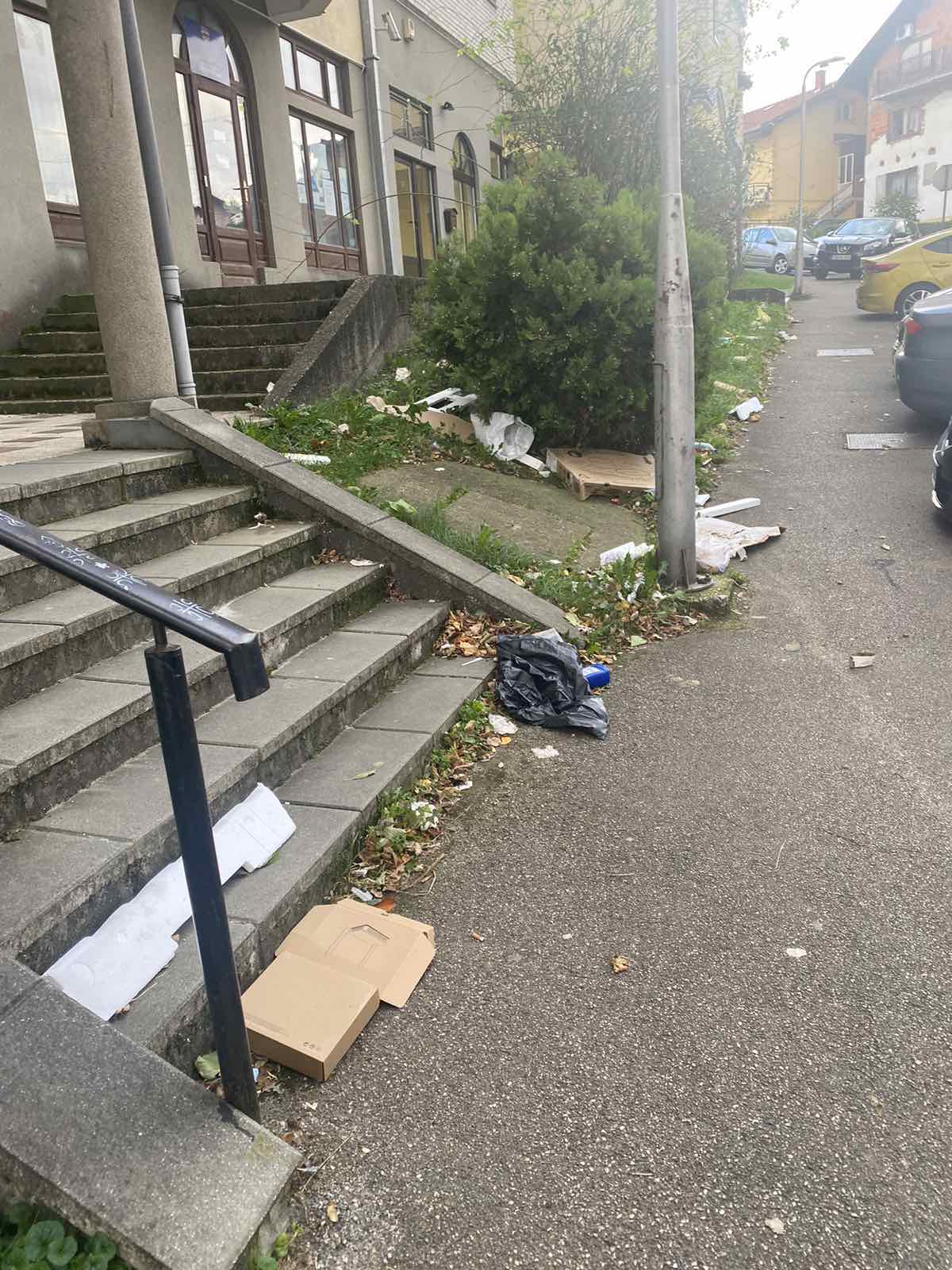 razbacano smeće na ulici
