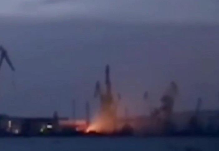 (VIDEO, FOTO) POTOP DRAGULJA CRNOMORSKE FLOTE Ukrajina "sjenkom oluje" pogodila novi ruski nosač projektila, nije stigao ni da se priključi borbama