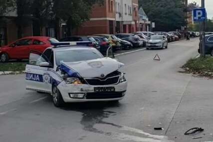 (FOTO) IZLETIO IZ SPOREDNE ULICE Vozač kombija za dostavu napravio prekršaj, pa udario u policijski automobil