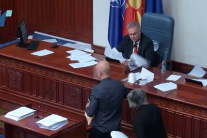(VIDEO) Haos u Skupštini Sjeverne Makedonije: Poslanici polomili kompjuter i gađali predsjedavajućeg