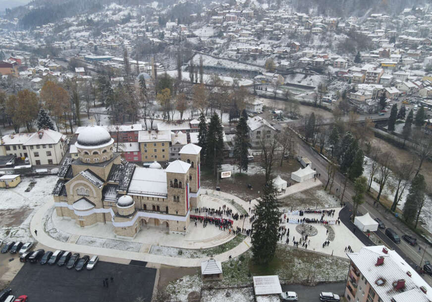 milorad dodik i patrijarh porfirije na osveštenju hrama svetog save 