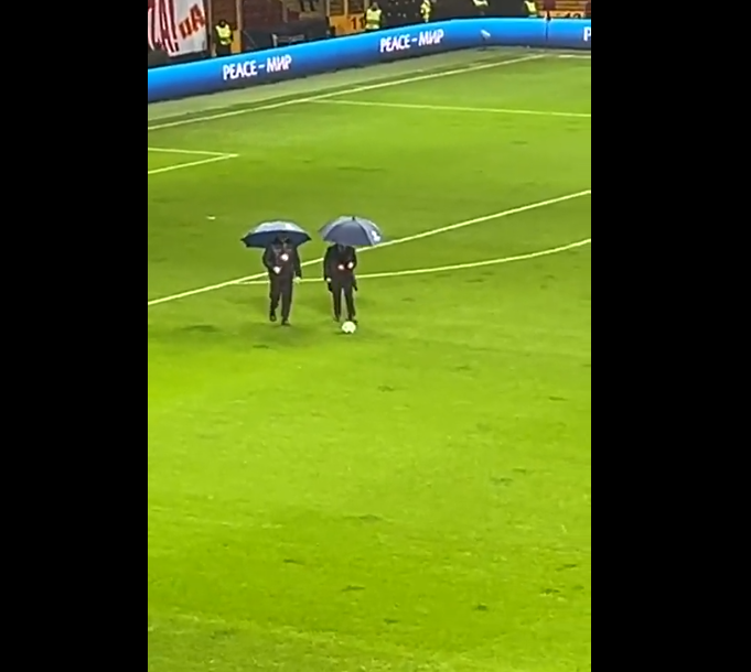 (VIDEO) MEČ POD UPITNIKOM Kiša natopila teren u Istanbulu, još se ne zna da li će utakmica biti odograna