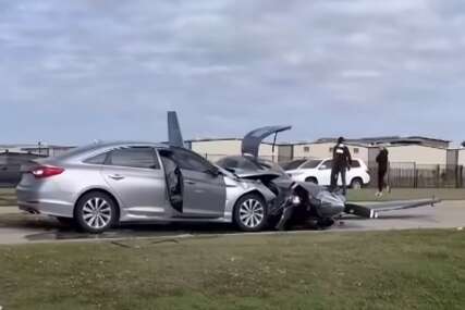 (VIDEO) BIZARNA NESREĆA Avion slijetao na pistu, pa se zaletio u automobil u vožnji
