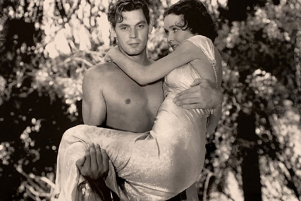 Muškarac drži ženu u filmu Tarzan, čovjek majmun