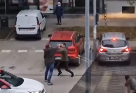 (VIDEO) Jedan gurnuo djevojku, drugi nasrnuo na njega: Podnijete prijave protiv muškaraca koji su se potukli na ulici