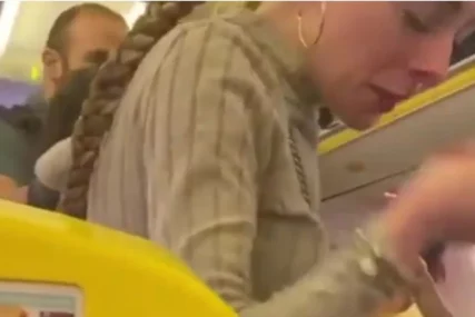 (VIDEO) OPŠTI HAOS NA NEBU Žene se potukle u avionu, krv šikljala na sve strane, putnici vikali, reagovala i policija