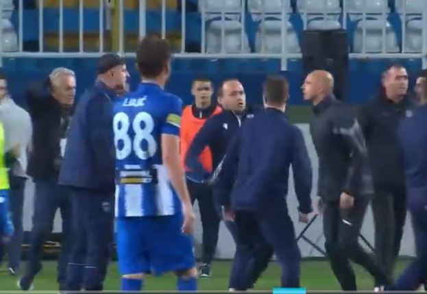 (VIDEO) HAOS U NOVOM PAZARU Trener napao golmana Partizana, umalo opšta tuča