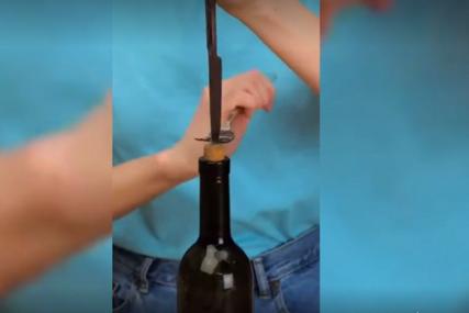 (VIDEO) Želite da popijete vino, a nemate vadičep: Ovo je drugi način kako da otvorite flašu omiljenog pića