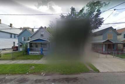 (FOTO) Kada čujete razlog SLEDIĆETE SE: Kuća u sasvim običnoj ulici u Americi je već godinama zamagljena na Gugl mapama