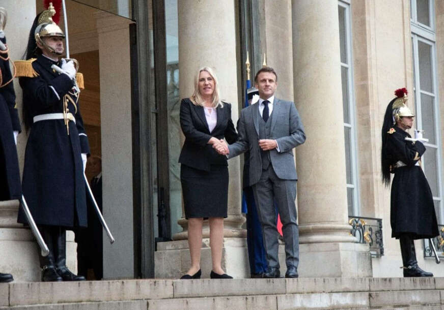 (FOTO) Radna posjeta Francuskoj: Predsjednik Emanuel Makron dočekao ispred Jelisejske palate Željku Cvijanović