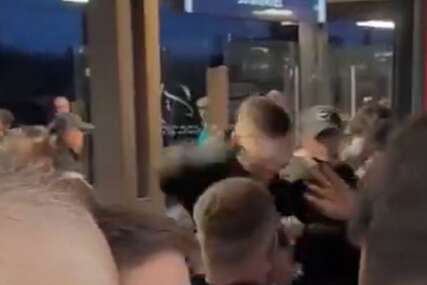 (VIDEO) ŽESTOKA UVERTIRA Tuča navijača Ajaksa i Brajtona na stanici