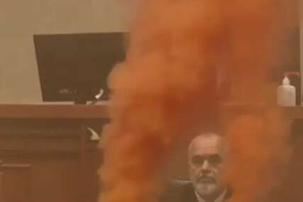 (VIDEO) Haos u parlamentu Albanije: Dimne bombe i barikade od stolica