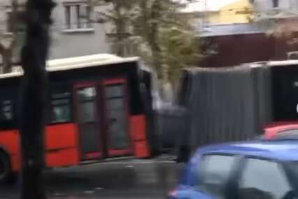 beogradski autobus se prepolovio