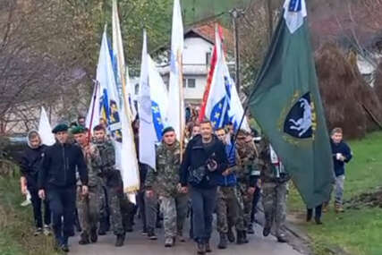 muslimani sa ratnim zastavama u bosanskoj krupi 