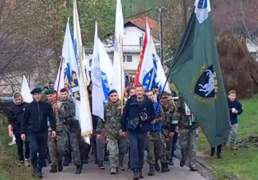 muslimani sa ratnim zastavama u bosanskoj krupi 