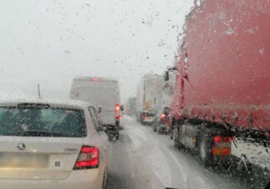 (VIDEO) HAOS NA PUTEVIMA Zbog snijega kolaps u Crnoj Gori, paralisan auto-put