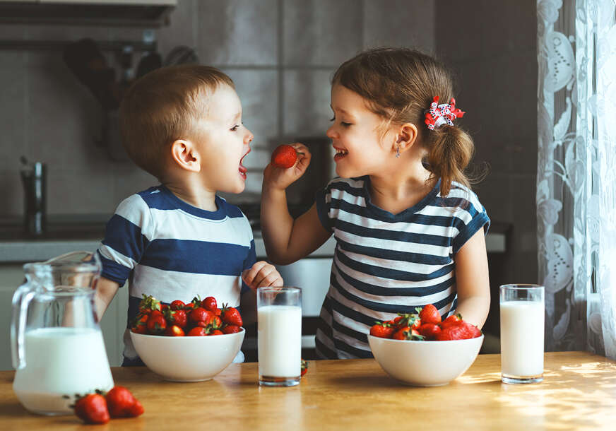 djeca jedu povrće i voće