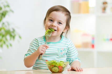 djeca jedu povrće i voće