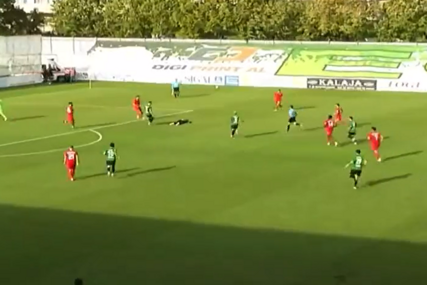 (UZNEMIRUJUĆI VIDEO) Ljekari su odmah reagovali, ali nije bilo spasa: Fudbaler se srušio na terenu i preminuo