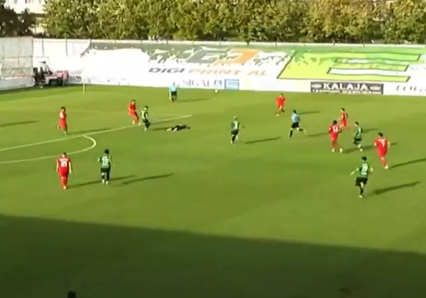 (UZNEMIRUJUĆI VIDEO) Ljekari su odmah reagovali, ali nije bilo spasa: Fudbaler se srušio na terenu i preminuo