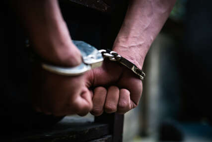 (FOTO) Hapšenje u Banjaluci: Zaplijenjeno 790 grama marihuane