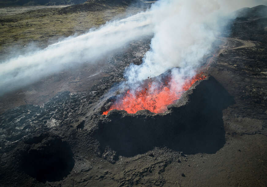 (VIDEO, FOTO) Grad tone, rupe se šire: Erupcija vulkana na Islandu očekuje se svakog trenutka, stručnjaci najavljuju VELIKU OPASNOST