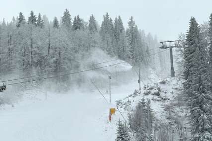 (VIDEO) Jahorina pod snijegom: Zimska idila krajem aprila na olimpijskoj ljepotici i sutra ledeno jutro širom BiH